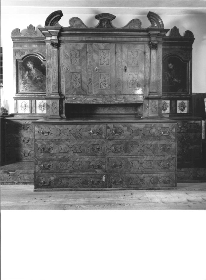 mobile da sacrestia con alzata - ambito Italia nord-orientale (sec. XVIII)