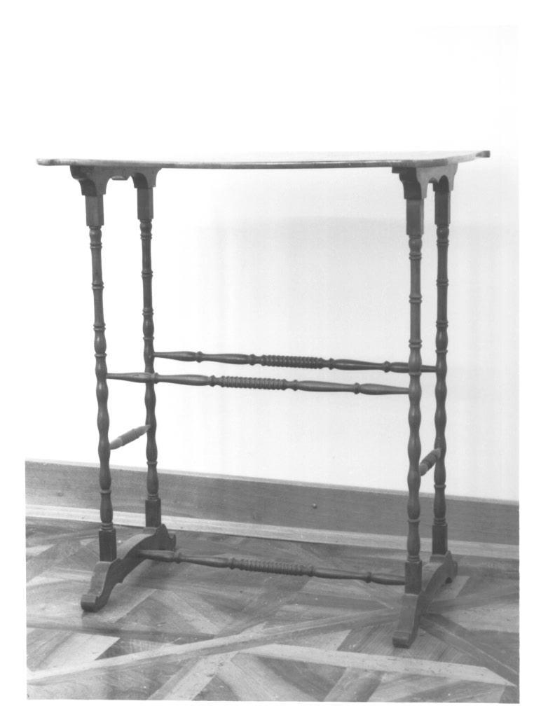 tavolino - ambito europeo (primo quarto sec. XX)