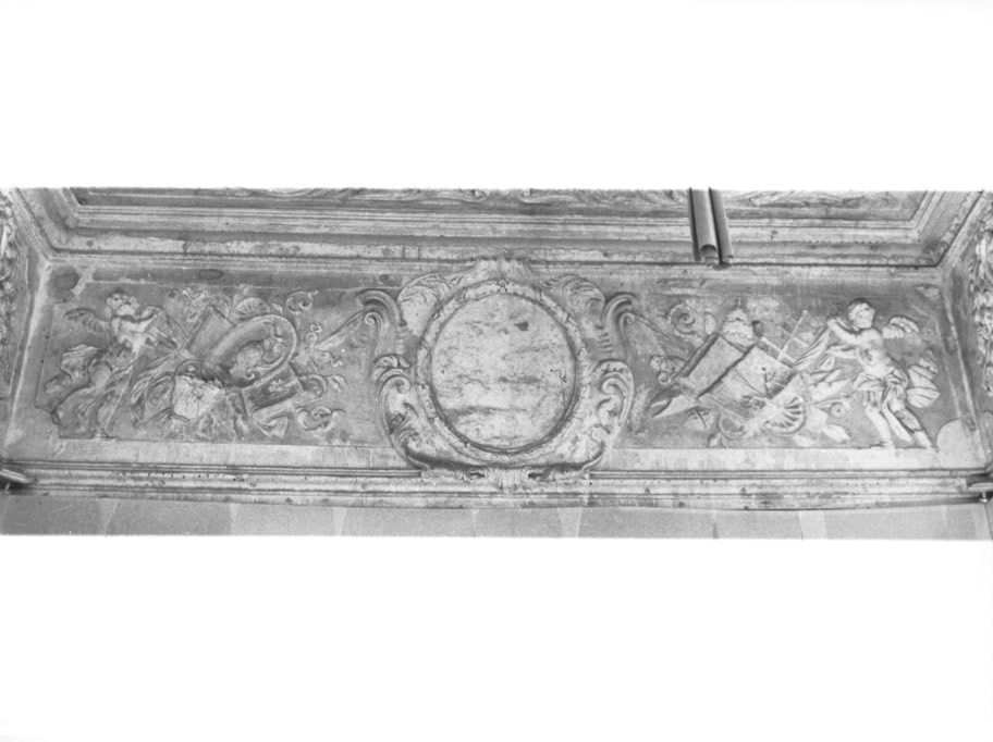 Angioletti con oggetti liturgici/ cartiglio (decorazione plastica) - ambito friulano (sec. XVII)