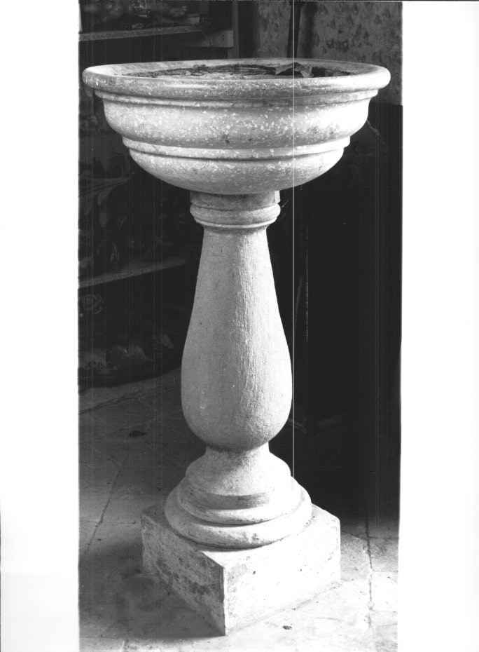 acquasantiera - a fusto - ambito friulano (sec. XVII)