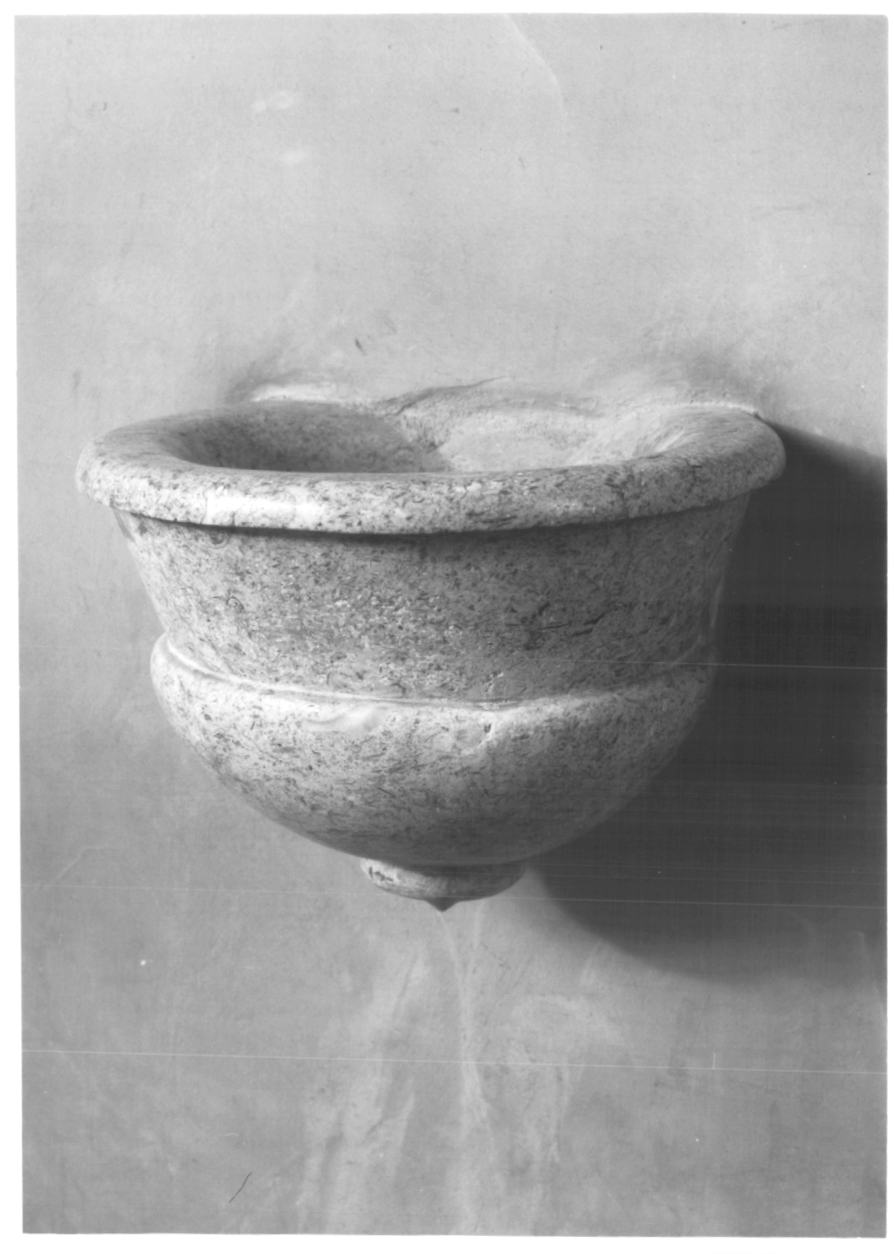 acquasantiera da parete - ambito Italia nord-orientale (fine/inizio secc. XIX/ XX)