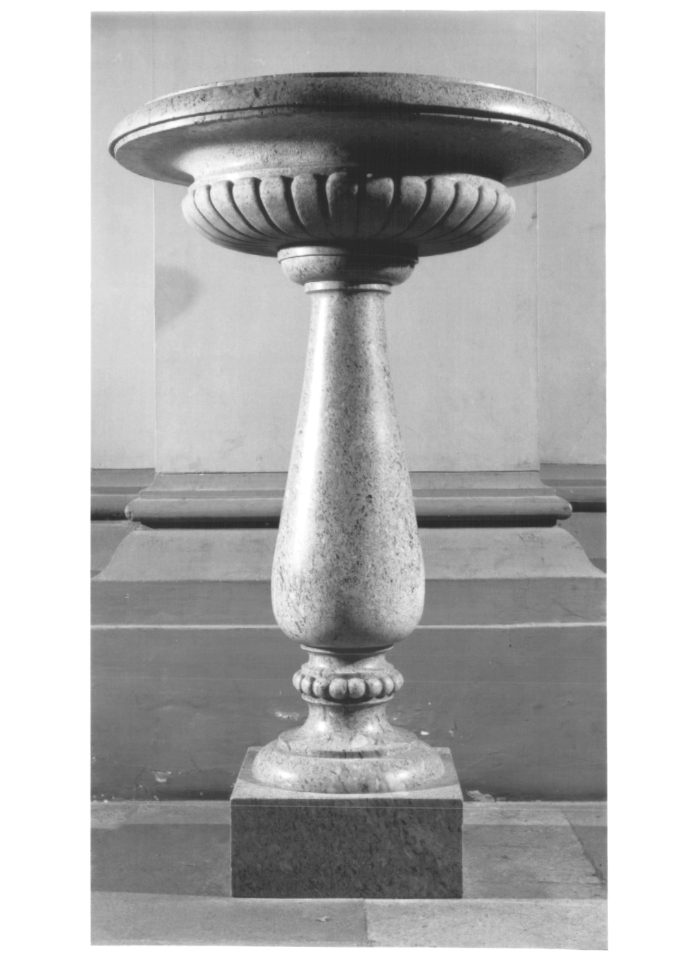 acquasantiera - a fusto - ambito Italia nord-orientale (fine/inizio secc. XIX/ XX)