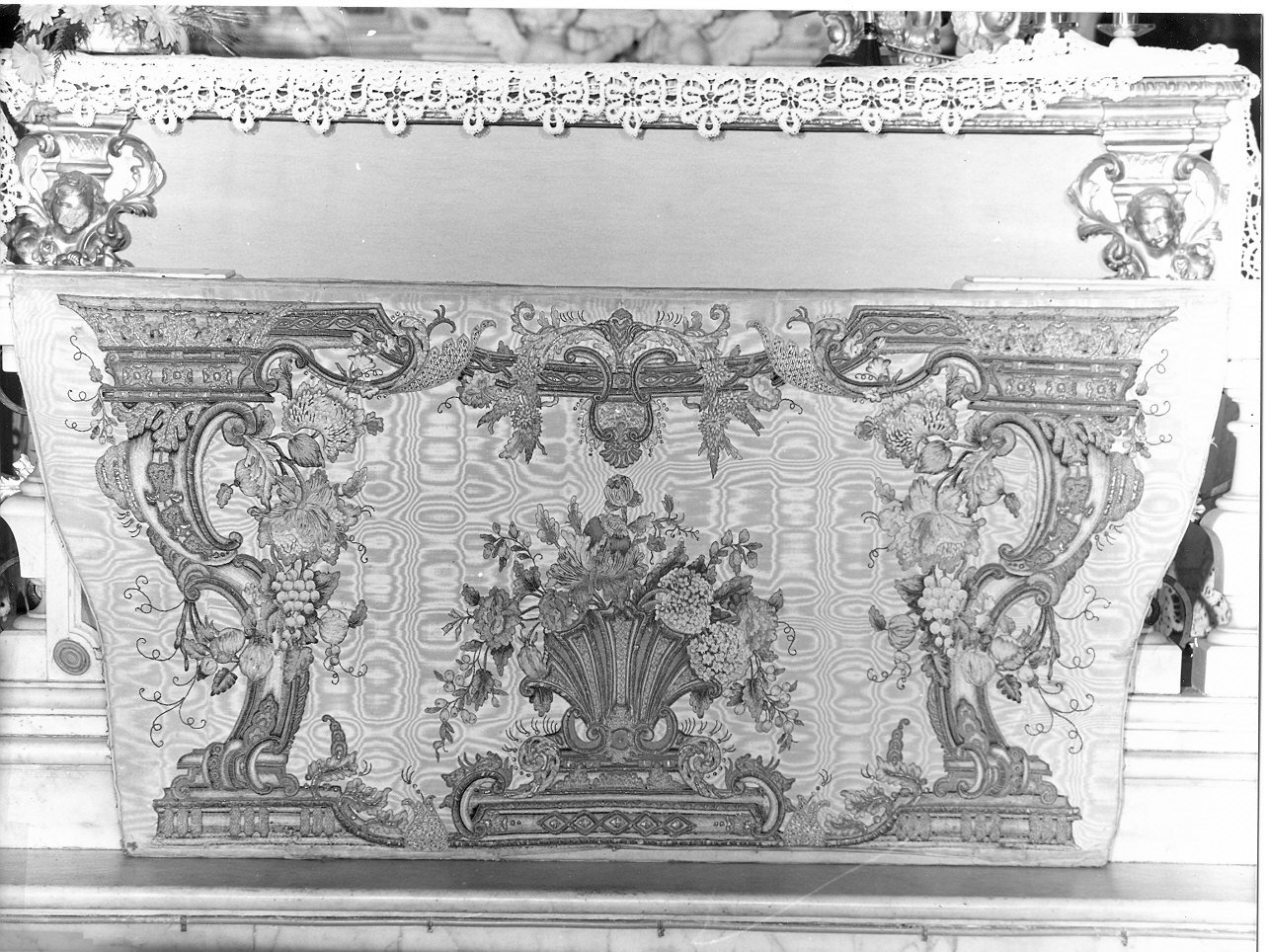 paliotto, elemento d'insieme - manifattura ligure (sec. XVIII)