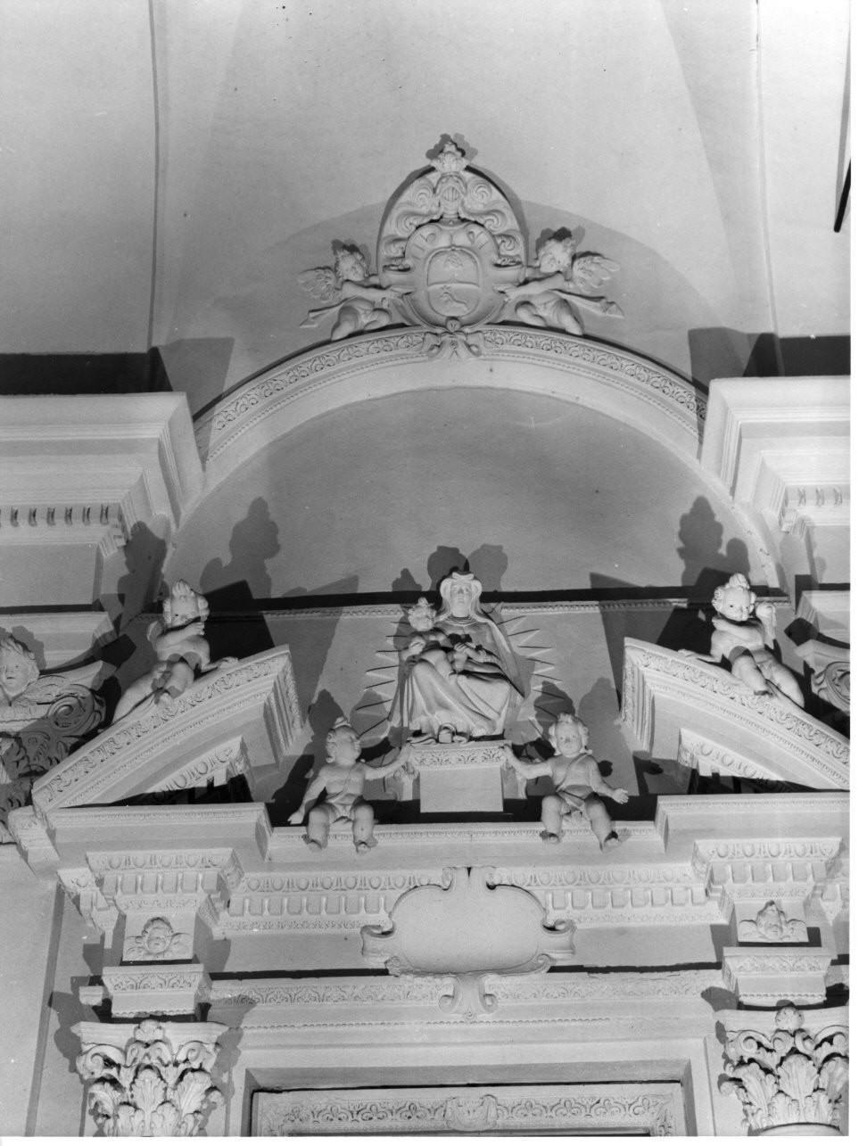 Madonna con Bambino/ stemma dell'ordine francescano (fastigio d'altare, elemento d'insieme) di Augustoni Carlo Antonio (sec. XVII)