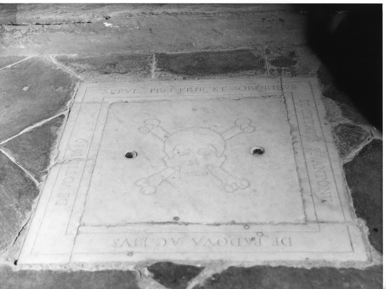 teschio (lastra tombale, opera isolata) - bottega ligure (sec. XVII)