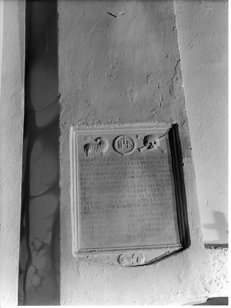 monogramma cristologico/ Agnus Dei/ teschio (lapide, opera isolata) - bottega ligure (sec. XVI)