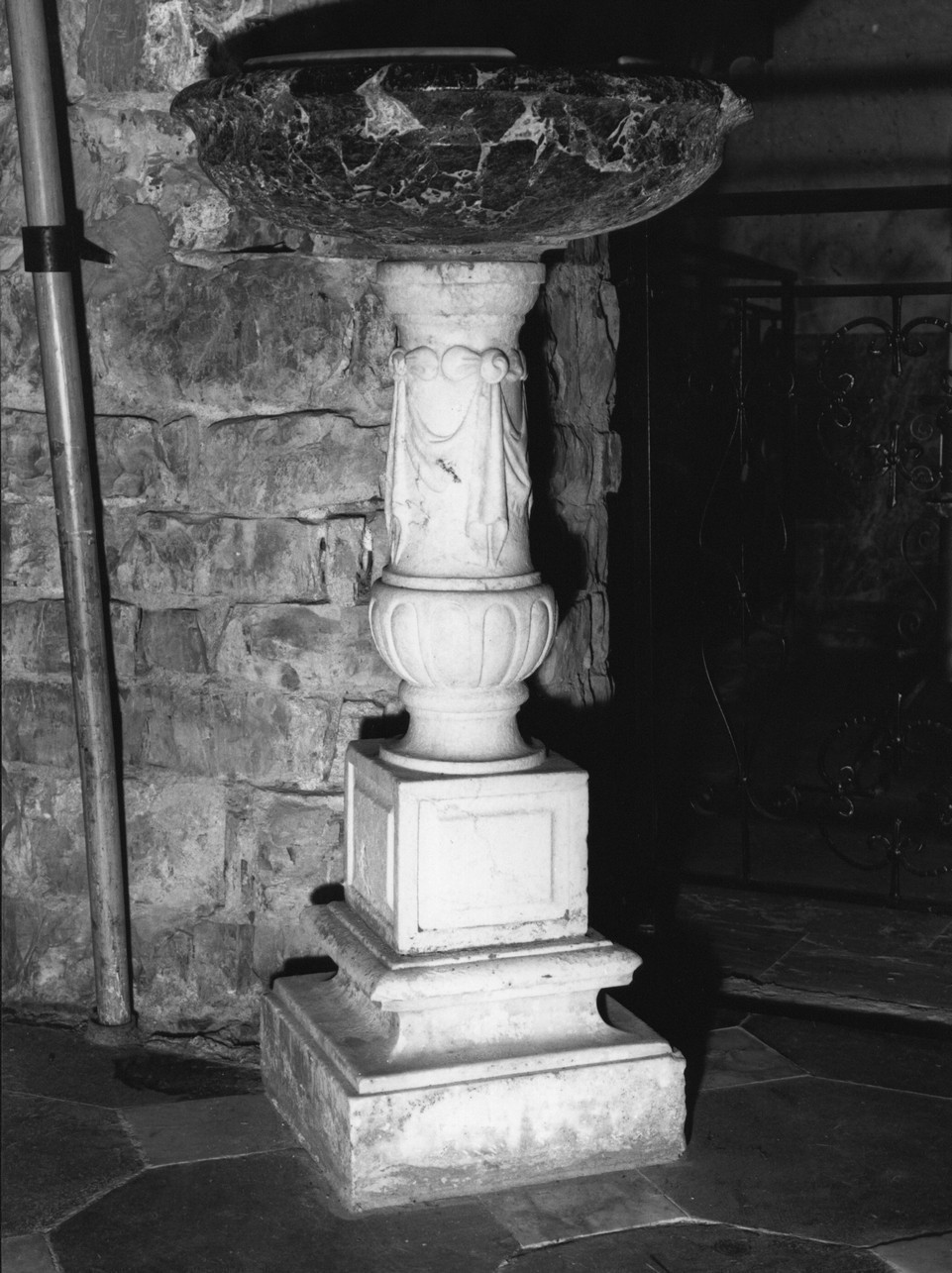 acquasantiera - a fusto, opera isolata - bottega ligure (ultimo quarto sec. XVI)