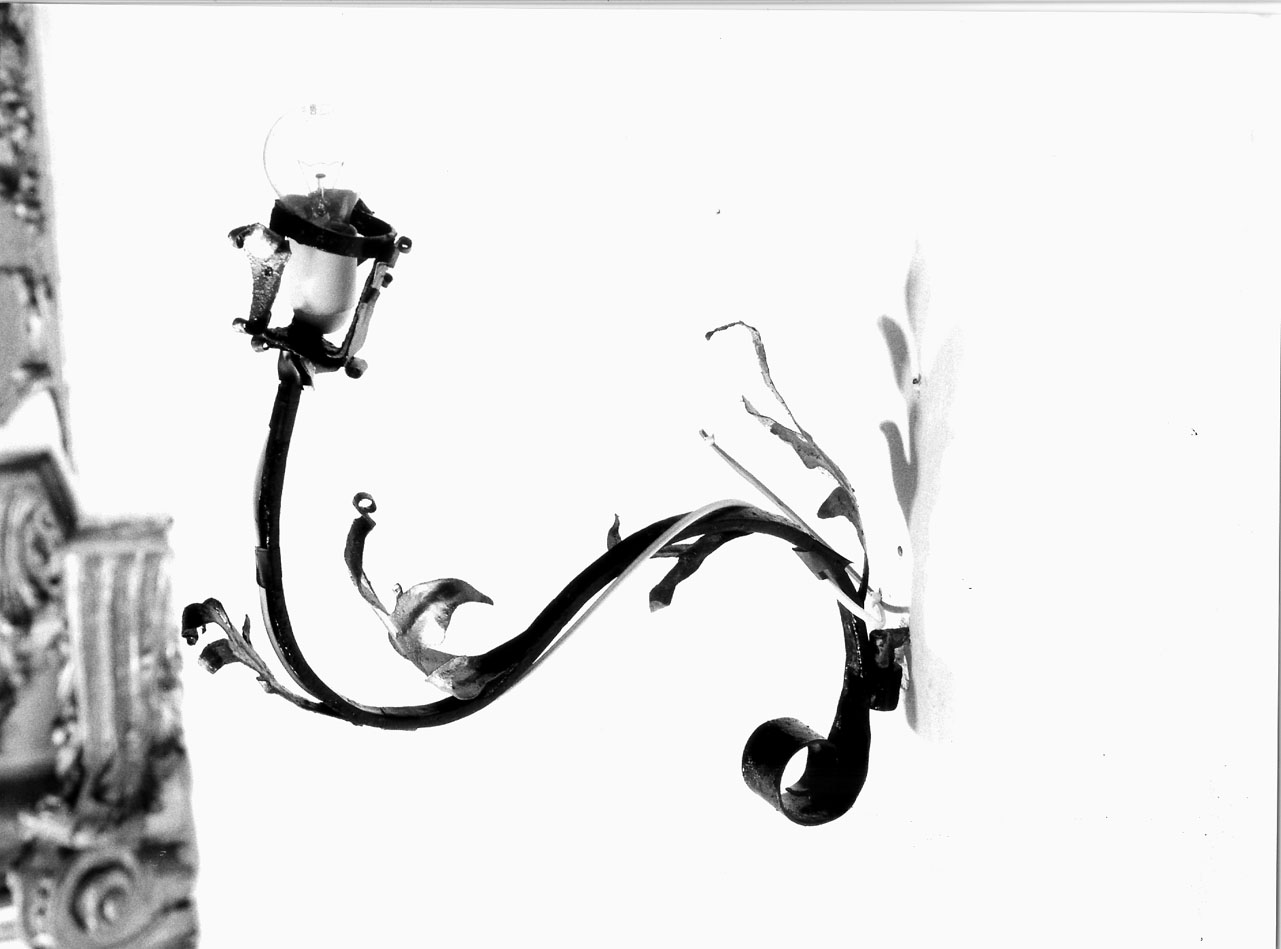 motivi decorativi a volute/ motivi decorativi vegetali (lume da parete di chiesa, coppia) - manifattura ligure (seconda metà sec. XIX)