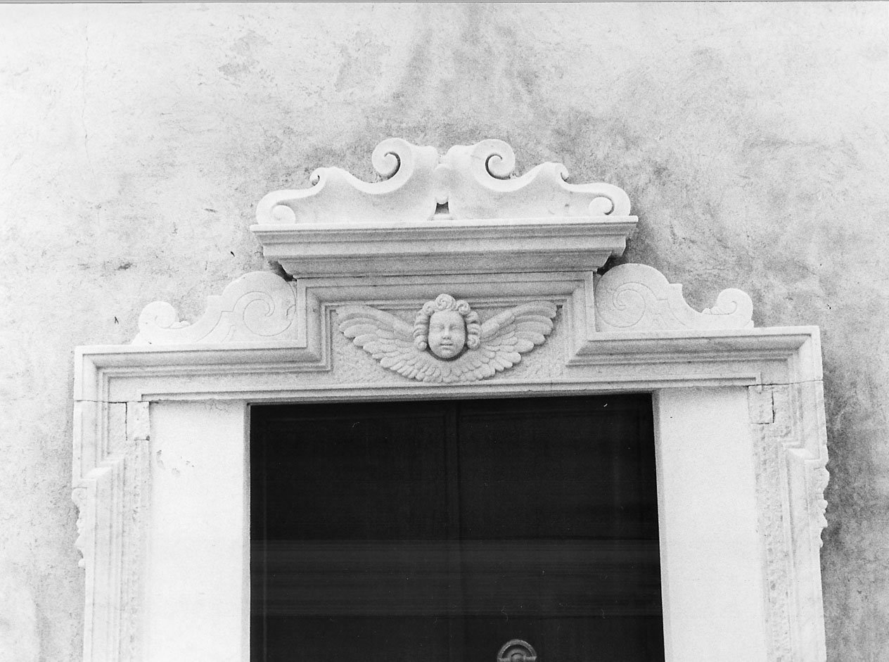 putto alato (sovrapporta, elemento d'insieme) - manifattura ligure (sec. XVII)