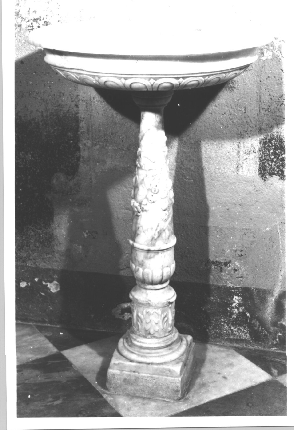 motivo decorativo a festoni/ motivo decorativo vegetale/ motivo decorativo geometrico (acquasantiera, opera isolata) - bottega ligure (fine/inizio secc. XVI/ XVII)