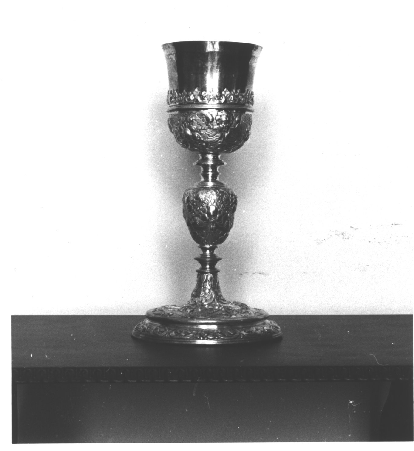 Annunciazione/ San Francesco/ barca/ motivi decorativi vegetali/ motivi decorativi con fiori e frutti (calice, opera isolata) - bottega ligure (sec. XVII)