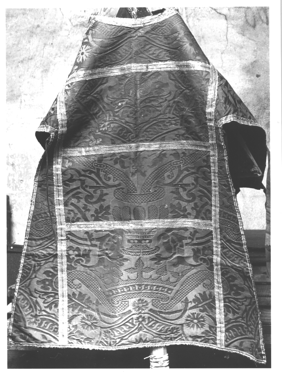 motivo decorativo: vaso/ motivi decorativi a foglie d'acanto/ motivi decorativi floreali/ corona (tunicella, elemento d'insieme) - manifattura ligure (seconda metà sec. XVII)