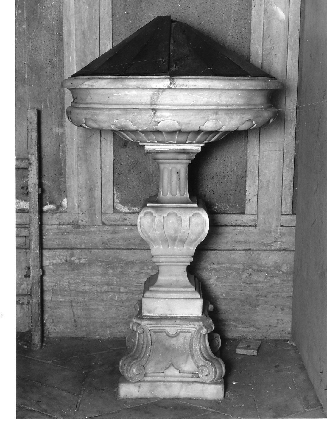 vasca battesimale, opera isolata di Aschero Gaetano (attribuito) (metà sec. XVIII)