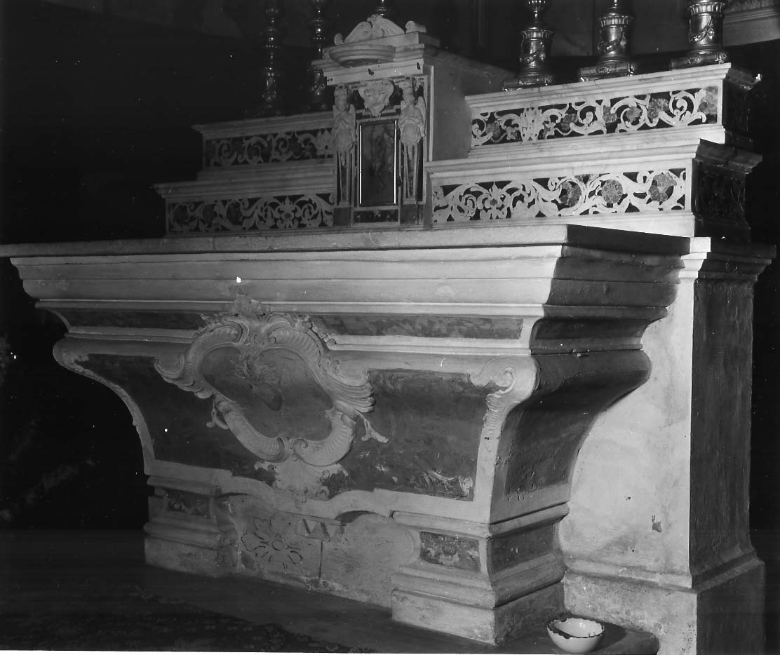 motivi decorativi a volute/ motivi decorativi vegetali (altare maggiore, insieme) - manifattura ligure (secc. XVII/ XVIII)