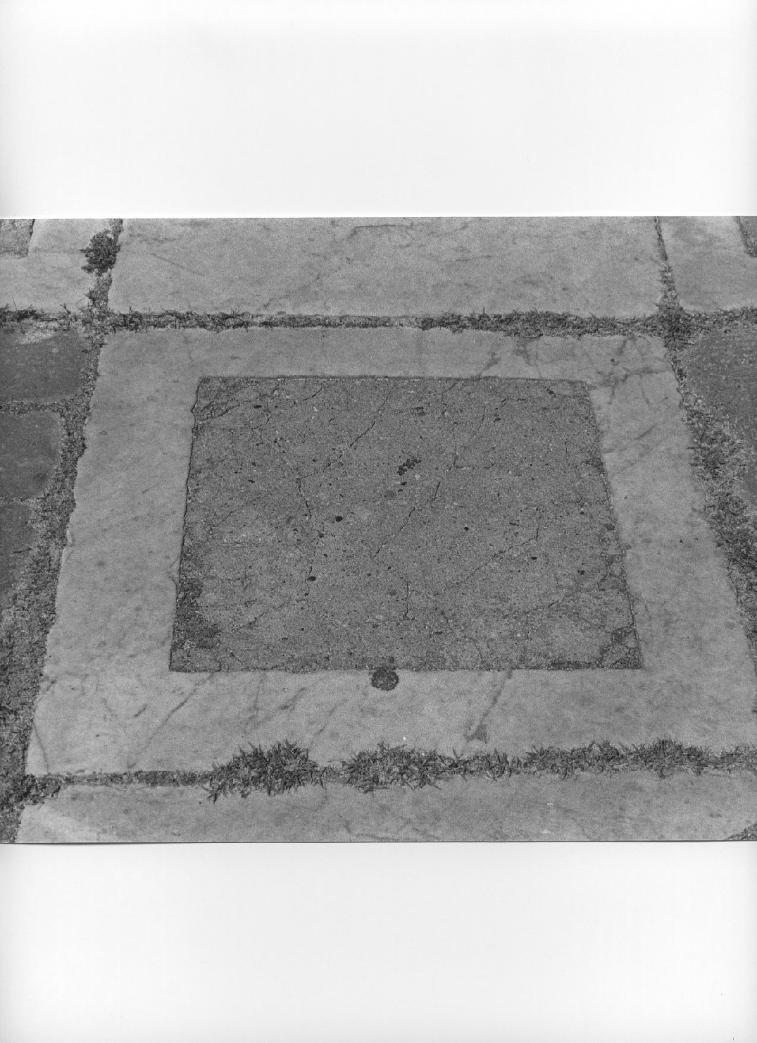 lastra tombale, opera isolata - bottega ligure (secc. XVI/ XVIII)