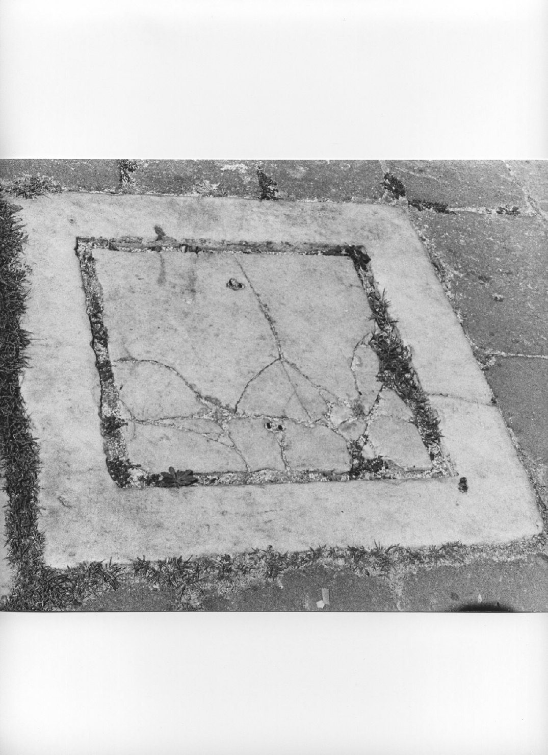 lastra tombale, opera isolata - bottega ligure (secc. XVI/ XVIII)