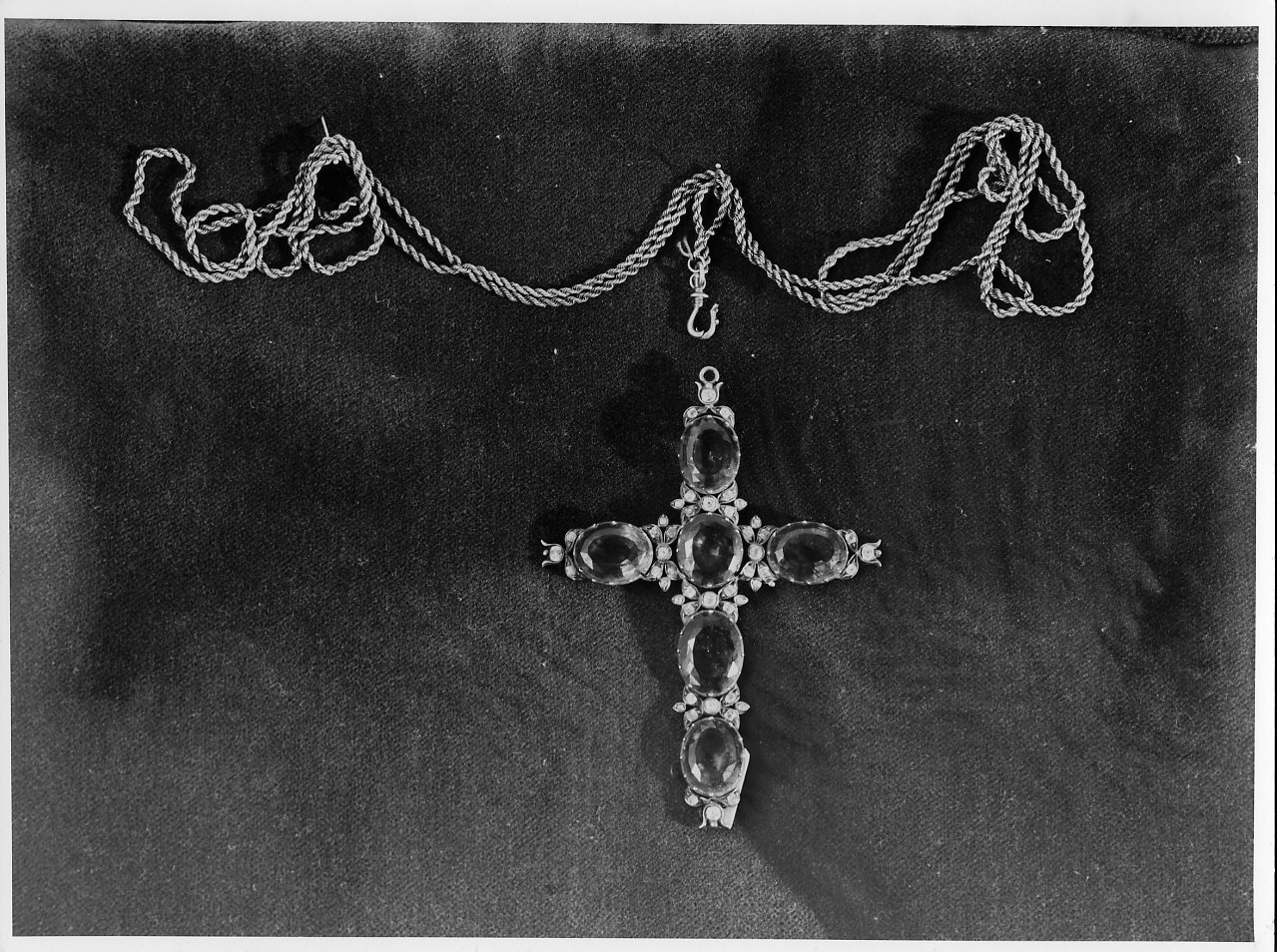 croce (reliquiario a capsula - a pendente, opera isolata) - bottega italiana (secc. XVIII/ XIX)