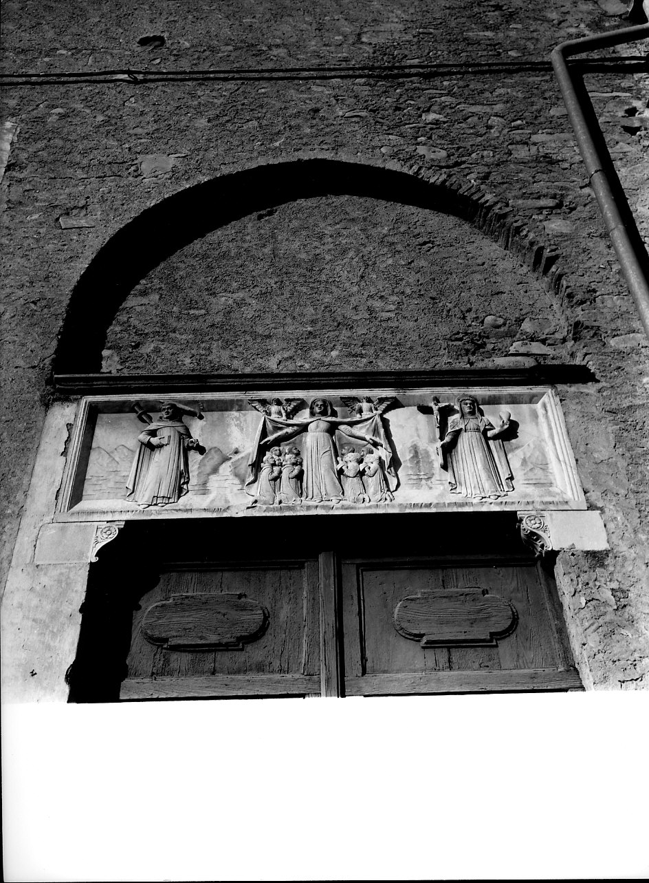 Madonna della Misericordia con San Pietro Martire e Santa Caterina da Siena (architrave di portale, opera isolata) - bottega lombarda (fine sec. XV)