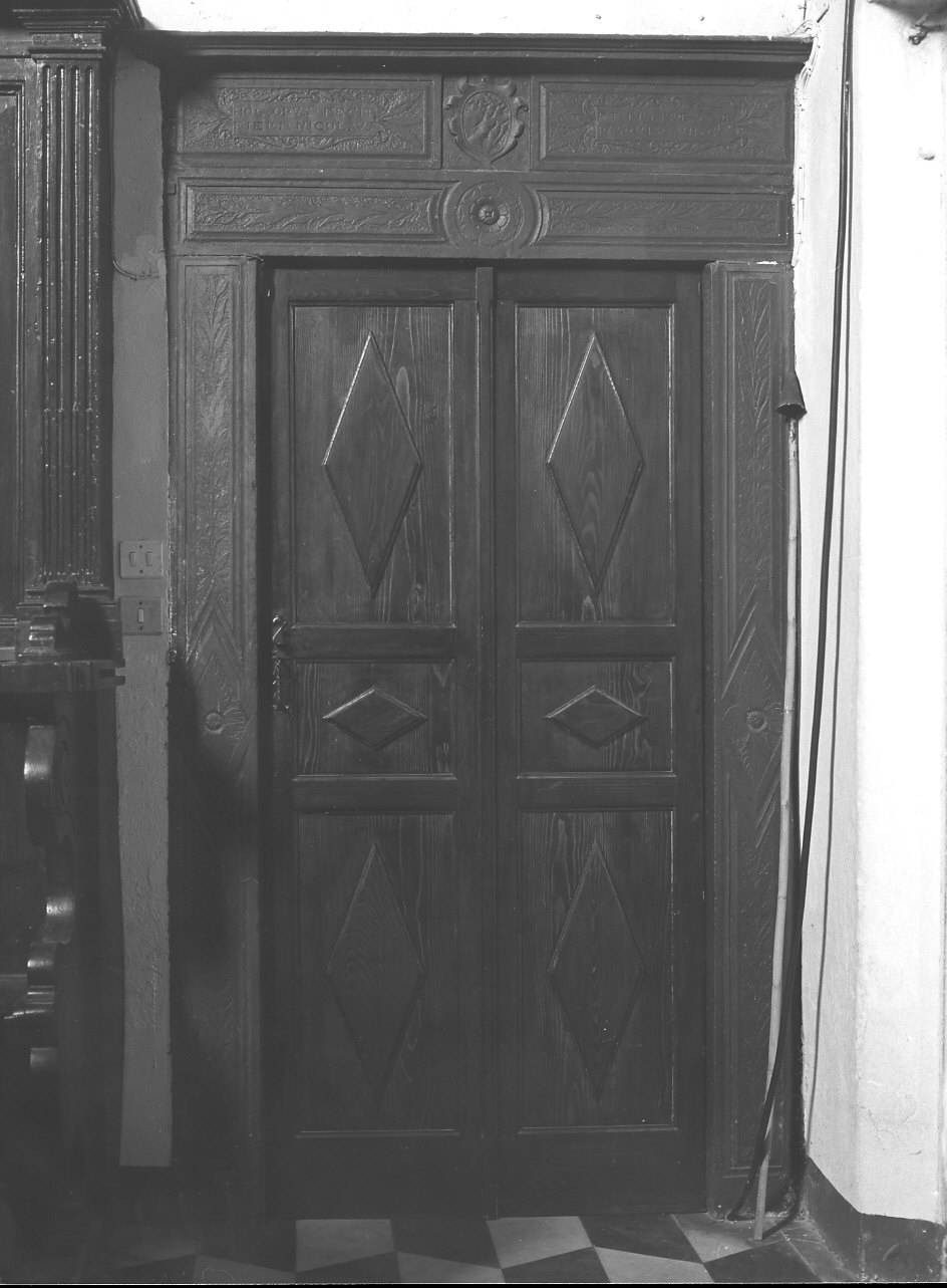 architrave di portale, coppia - bottega genovese (ultimo quarto sec. XVI)