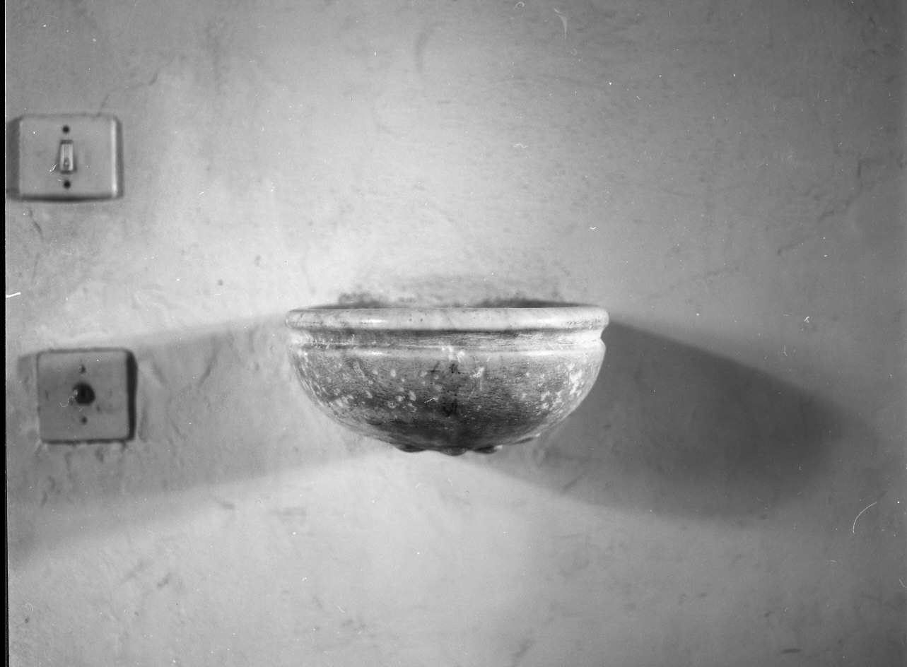 acquasantiera da parete, opera isolata - bottega italiana (seconda metà sec. XVII)