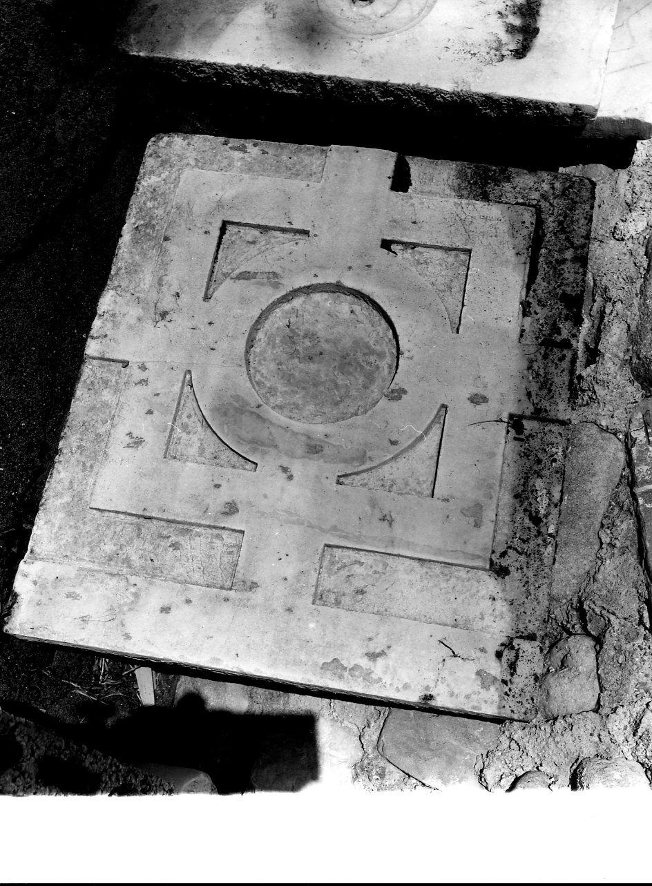 lastra tombale, opera isolata - bottega ligure (secc. XVII/ XVIII)