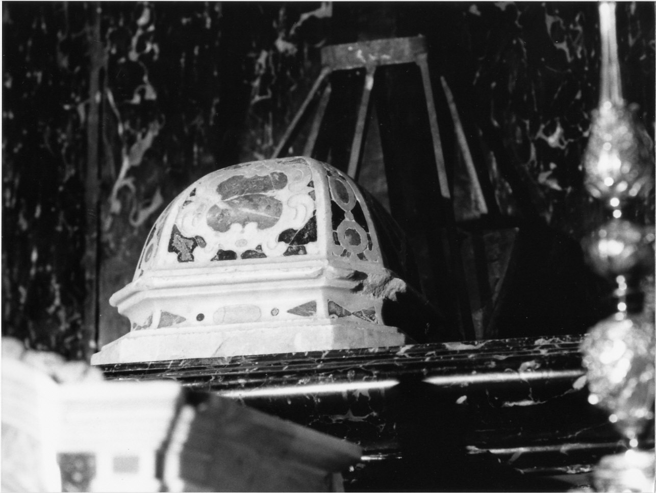 base per croce, elemento d'insieme - bottega ligure (sec. XVII)