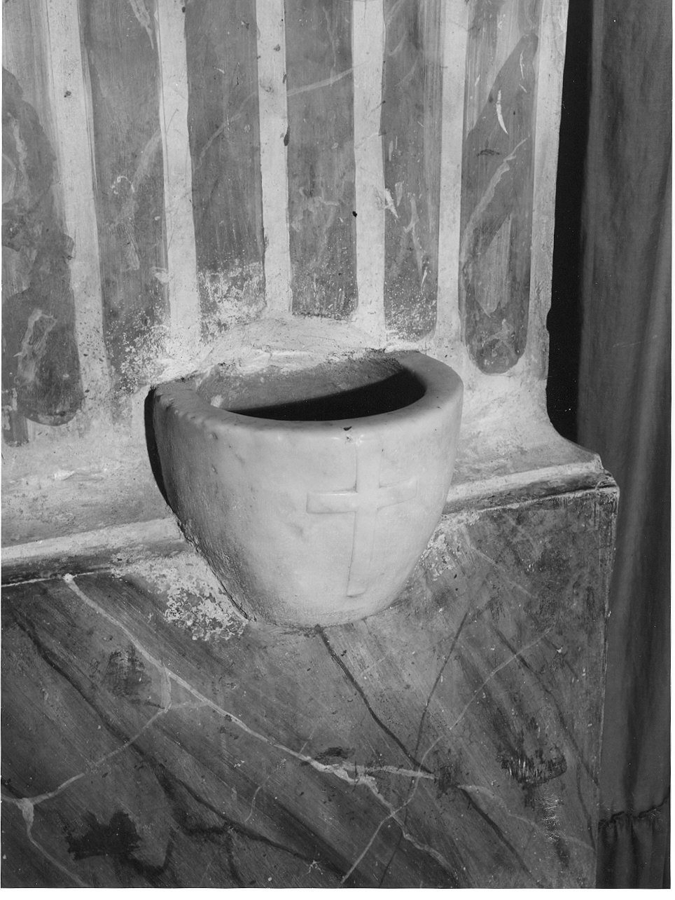 croce (acquasantiera da parete, opera isolata) - bottega ligure (fine/inizio secc. XIX/ XX)