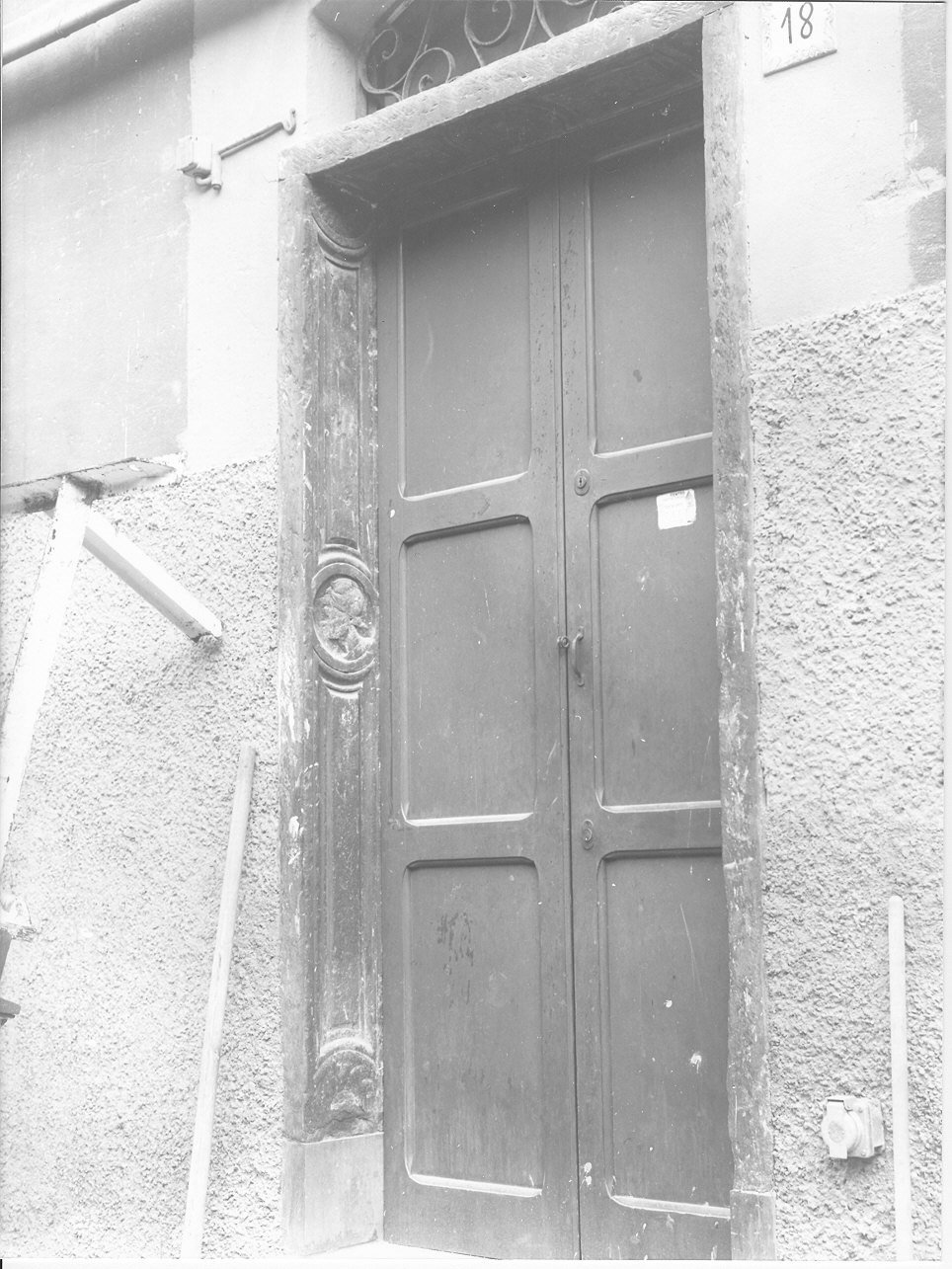 testa d'uomo di profilo (portale, opera isolata) - bottega ligure (sec. XVI)