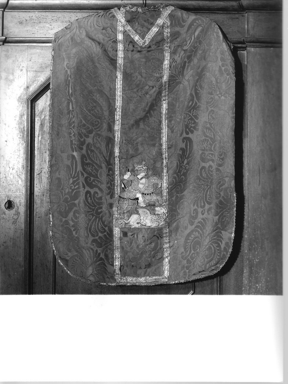 motivi decorativi vegetali/ San Giorgio uccide il drago (pianeta, insieme) - manifattura ligure (secc. XVII/ XVIII)