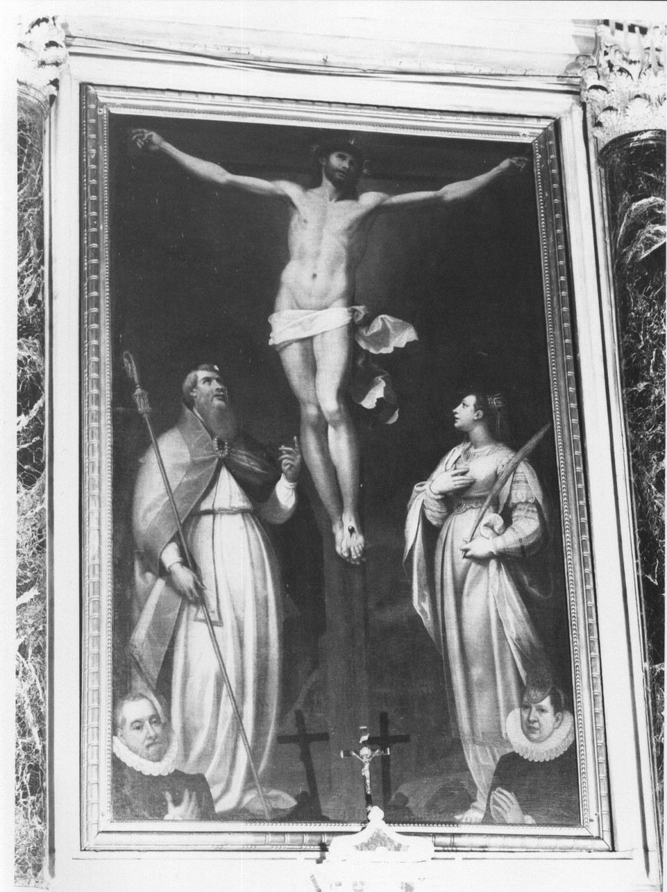 Cristo crocifisso tra San Prospero e Santa Caterina d'Alessandria (dipinto, elemento d'insieme) di Castello Bernardo (sec. XVI)