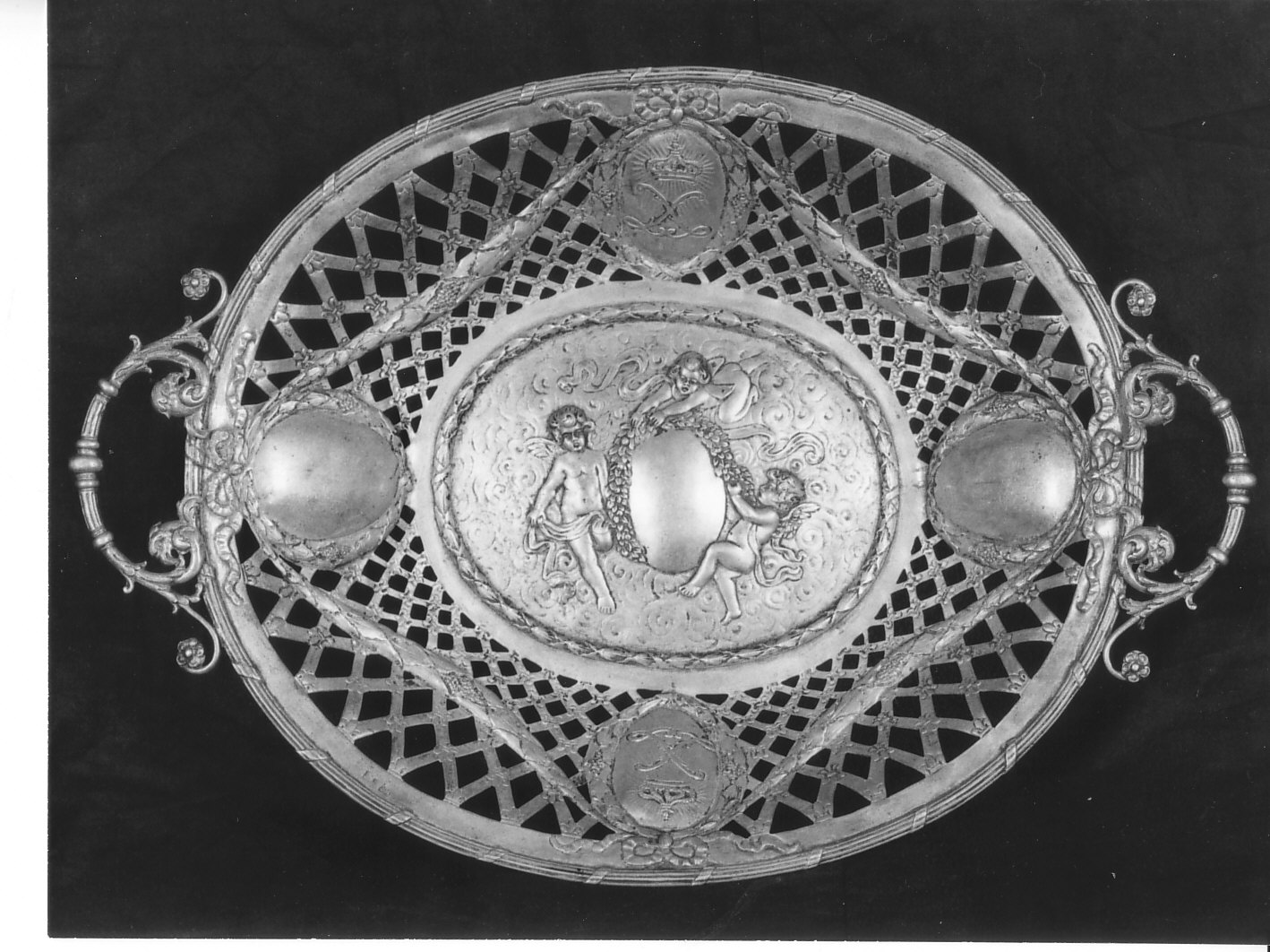 motivi decorativi vegetali a festoni con nastri e putti (vassoio con manici, opera isolata) - bottega italiana (ultimo quarto sec. XIX)