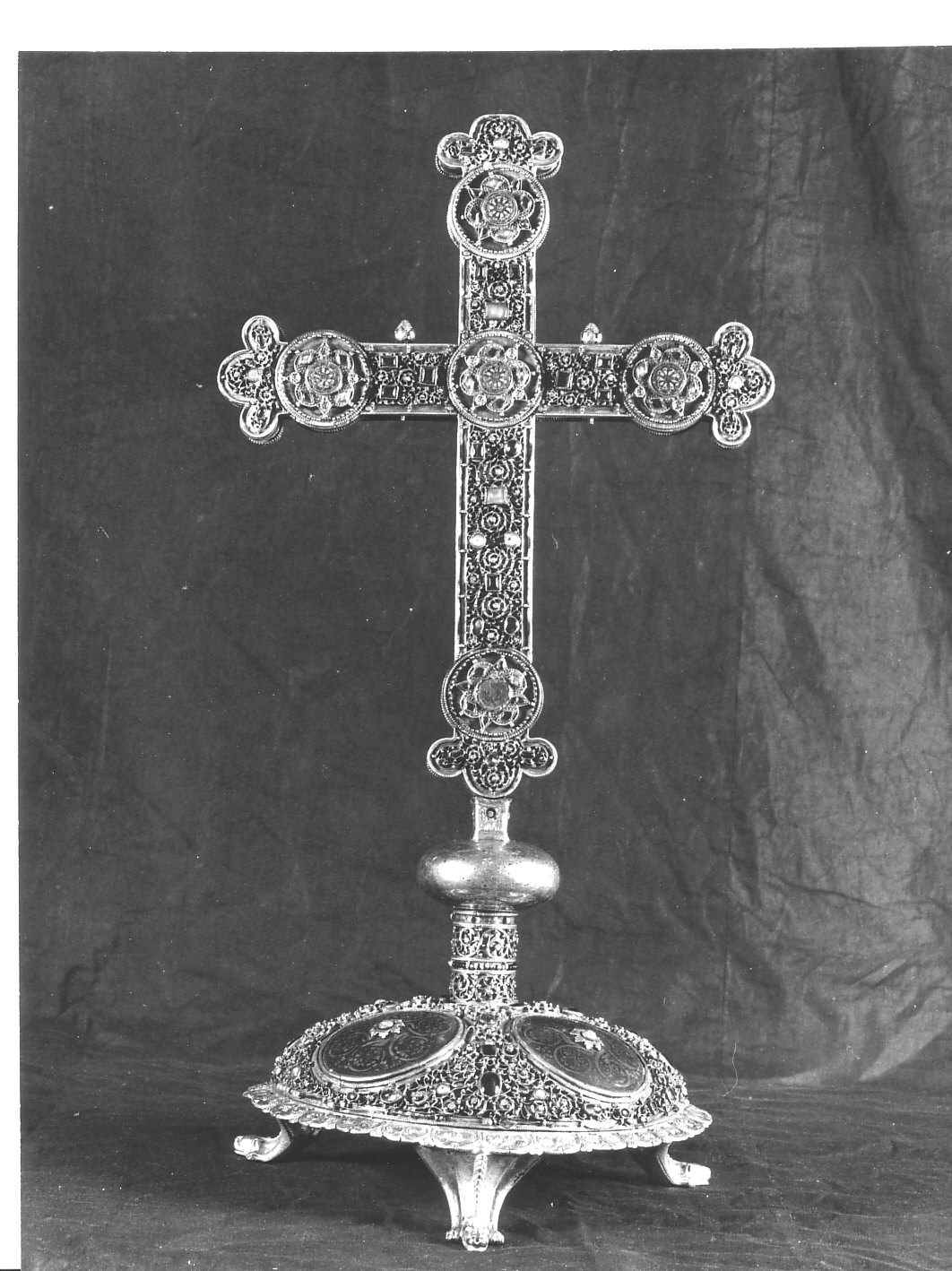 motivi decorativi vegetali/ Cristo crocifisso/ simboli dei quattro evangelisti (reliquiario, opera isolata) - bottega mosana (fine/inizio secc. XII/ XIII)