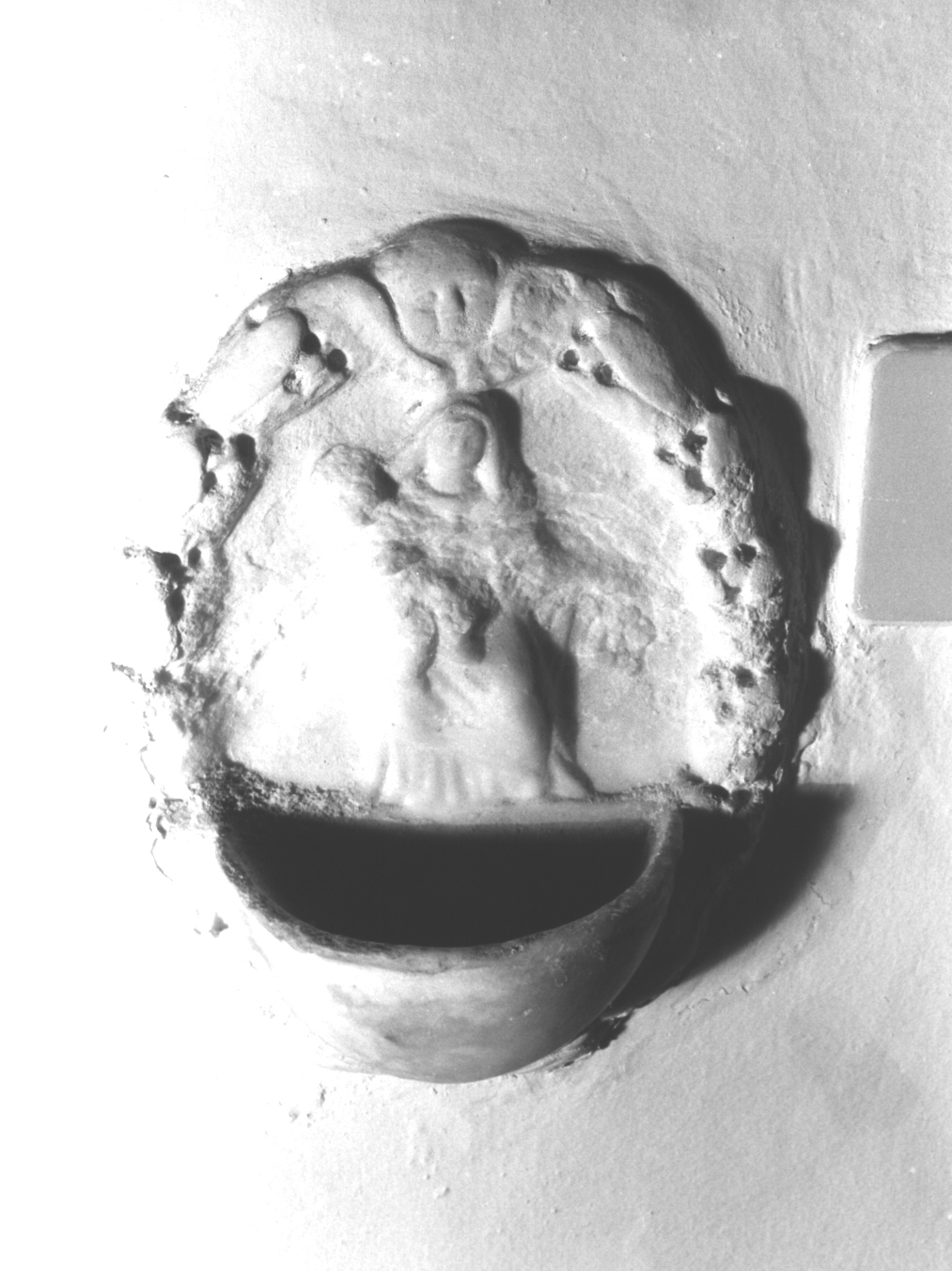 Madonna del Carmelo/ cherubino con festone vegetale (acquasantiera da parete, opera isolata) - bottega italiana (sec. XVII)