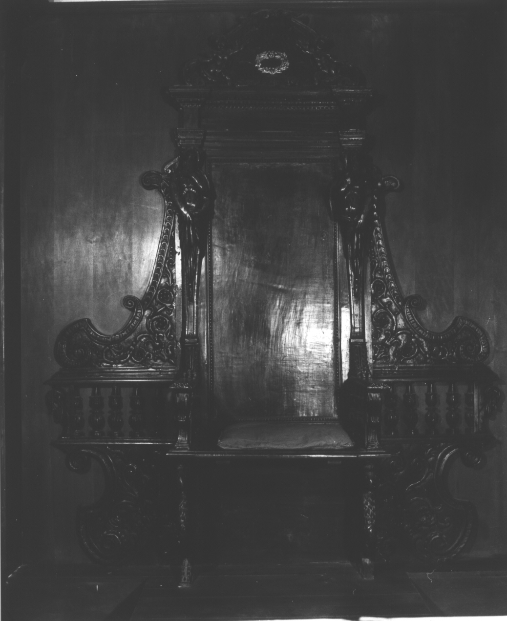 motivi decorativi a girali vegetali/ putti reggicorona/ telamone (cattedra episcopale, opera isolata) - bottega ligure (terzo quarto sec. XVII)