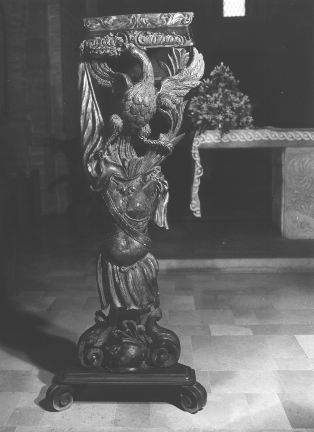 motivi decorativi a volute/ figura antropomorfa/ aquila con corona (leggio a fusto, opera isolata) - bottega italiana (seconda metà sec. XVIII)