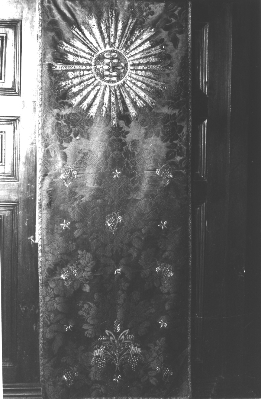 motivi decorativi floreali/ motivi decorativi a tralci di vite/ simbolo cristologico (velo omerale, opera isolata) - manifattura ligure (fine/inizio secc. XVIII/ XIX)