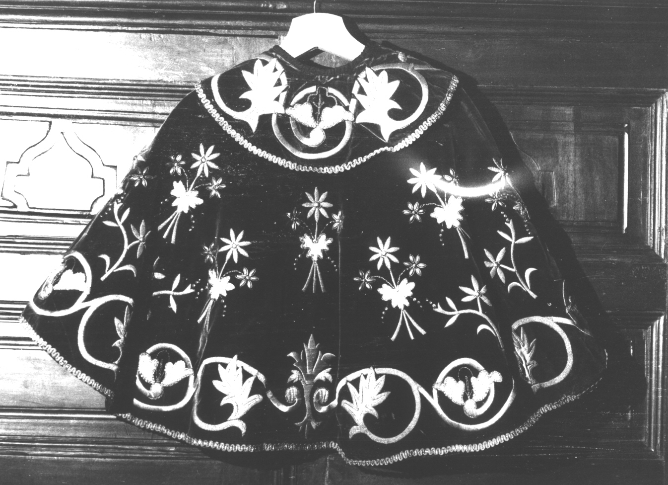 motivi decorativi vegetali stilizzati/ motivi decorativi floreali (mozzetta di confraternita, serie) - manifattura ligure (sec. XIX)