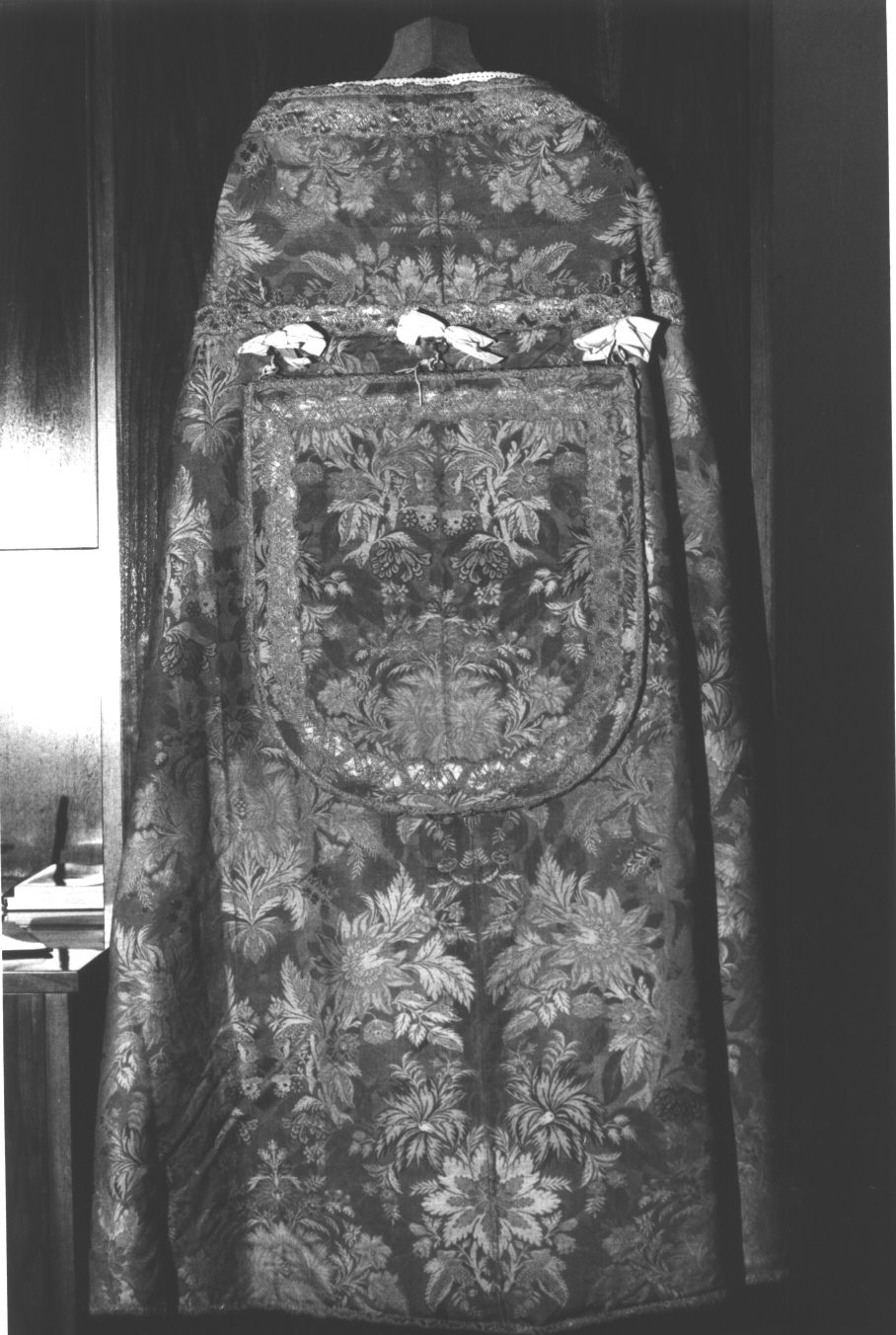 motivi decorativi vegetali/ motivi decorativi floreali (piviale, elemento d'insieme) - manifattura italiana, manifattura francese (prima metà sec. XVIII)