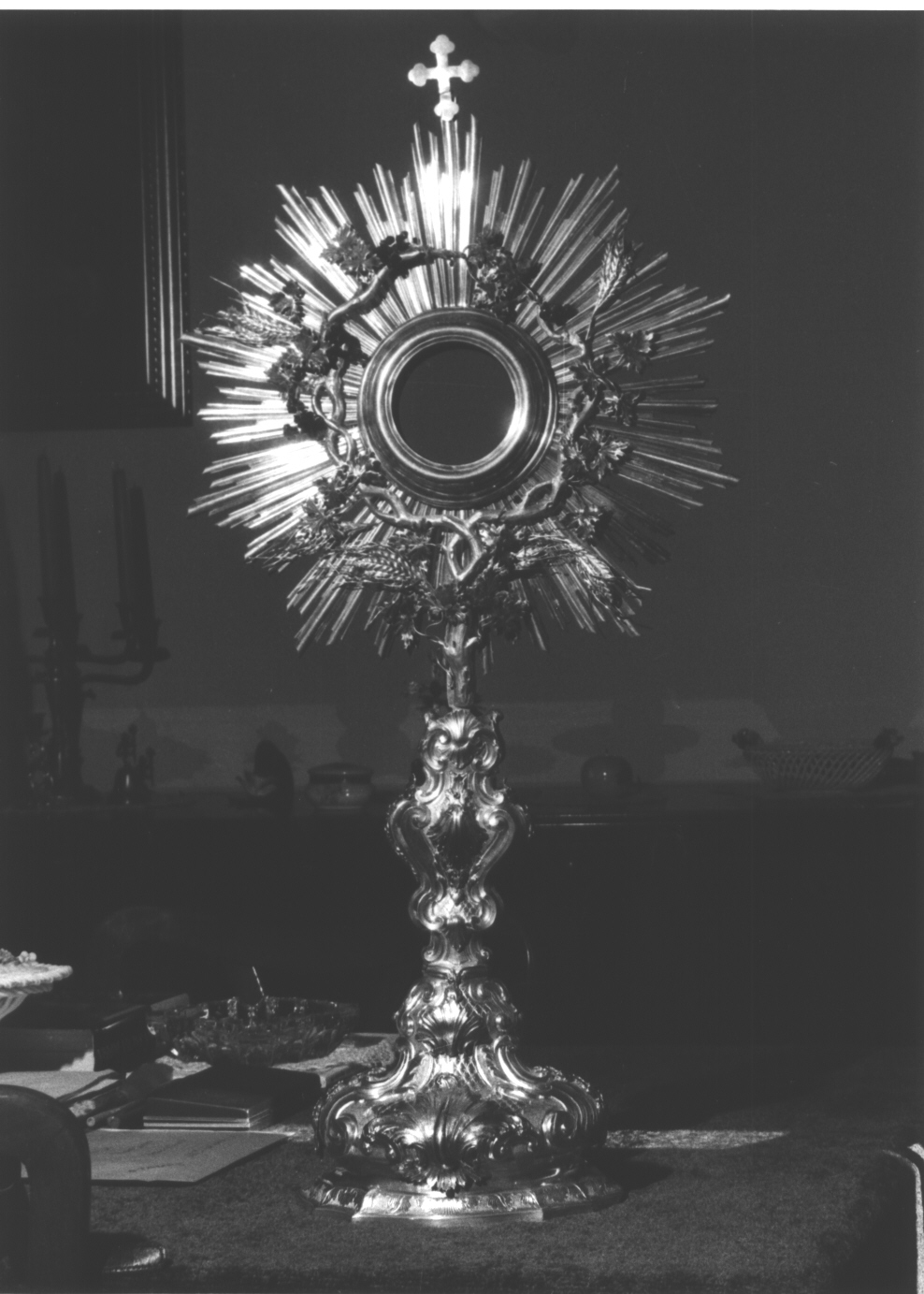 motivi decorativi a volute/ motivi decorativi vegetali/ simboli eucaristici: spighe di grano e tralci d'uva (ostensorio - a raggiera, opera isolata) - bottega ligure (fine sec. XVIII)