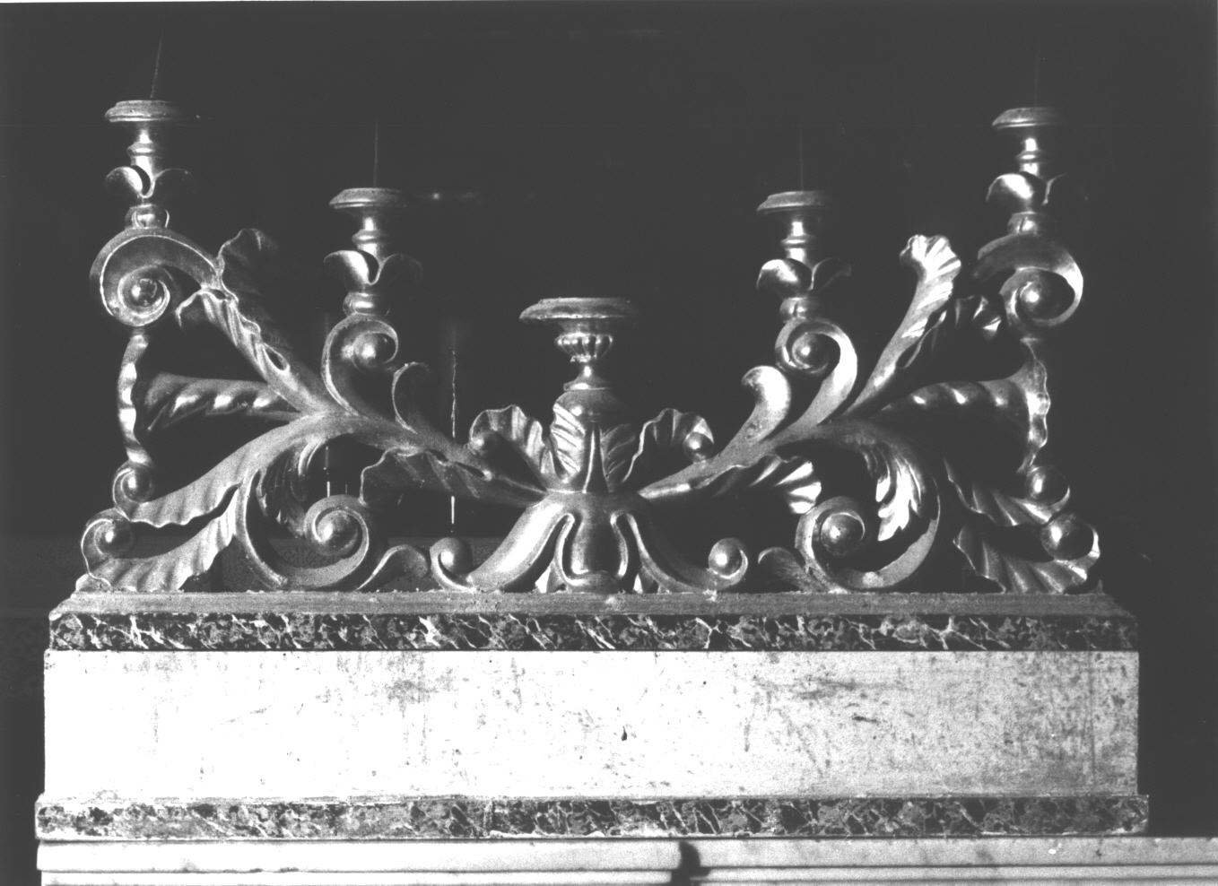 motivi decorativi a volute/ motivi decorativi vegetali/ motivi decorativi a foglie d'acanto (portacandele, serie) - bottega ligure (sec. XIX)