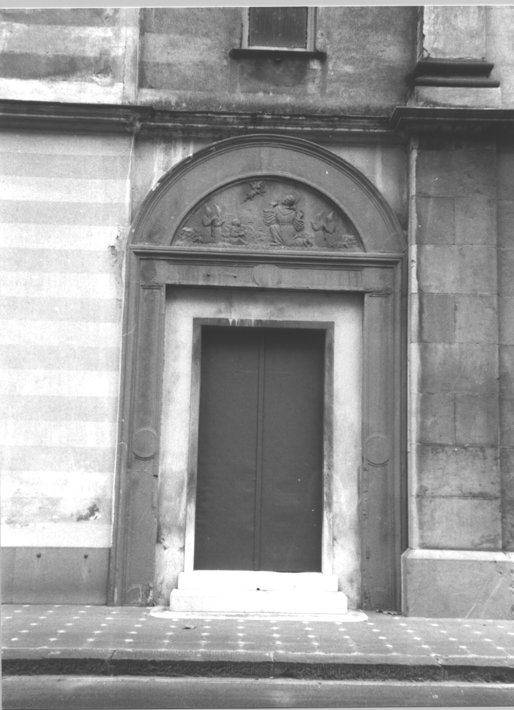 motivi decorativi a medaglioni (portale architravato, opera isolata) - bottega ligure (sec. XX)