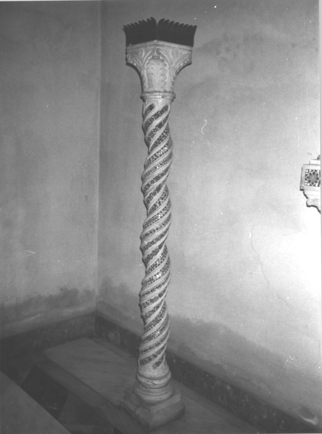 motivi decorativi vegetali/ motivi decorativi a foglie d'acanto/ motivi decorativi geometrici (vasca battesimale, opera isolata) - bottega italiana (sec. XX)