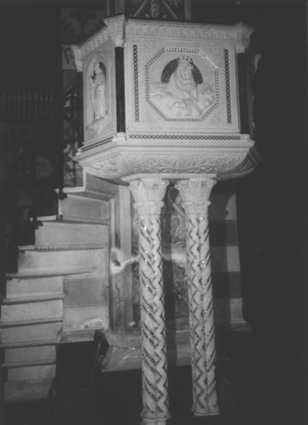 San Pietro/ San Paolo/ evangelisti/ Sant'Andrea/ Sant'Agostino/ Madonna con Bambino/ ghirlanda/ motivi decorativi floreali/ motivi decorativi a girali vegetali/ frutti/ animali (pulpito, opera isolata) - bottega italiana (sec. XX)