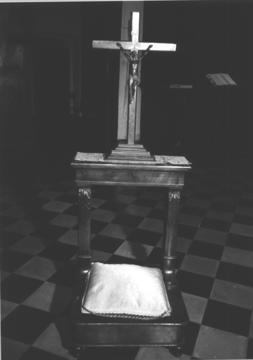 motivi decorativi a foglie d'acanto/ motivo decorativi vegetale/ Cristo crocifisso (inginocchiatoio, opera isolata) - bottega ligure (seconda metà sec. XIX)