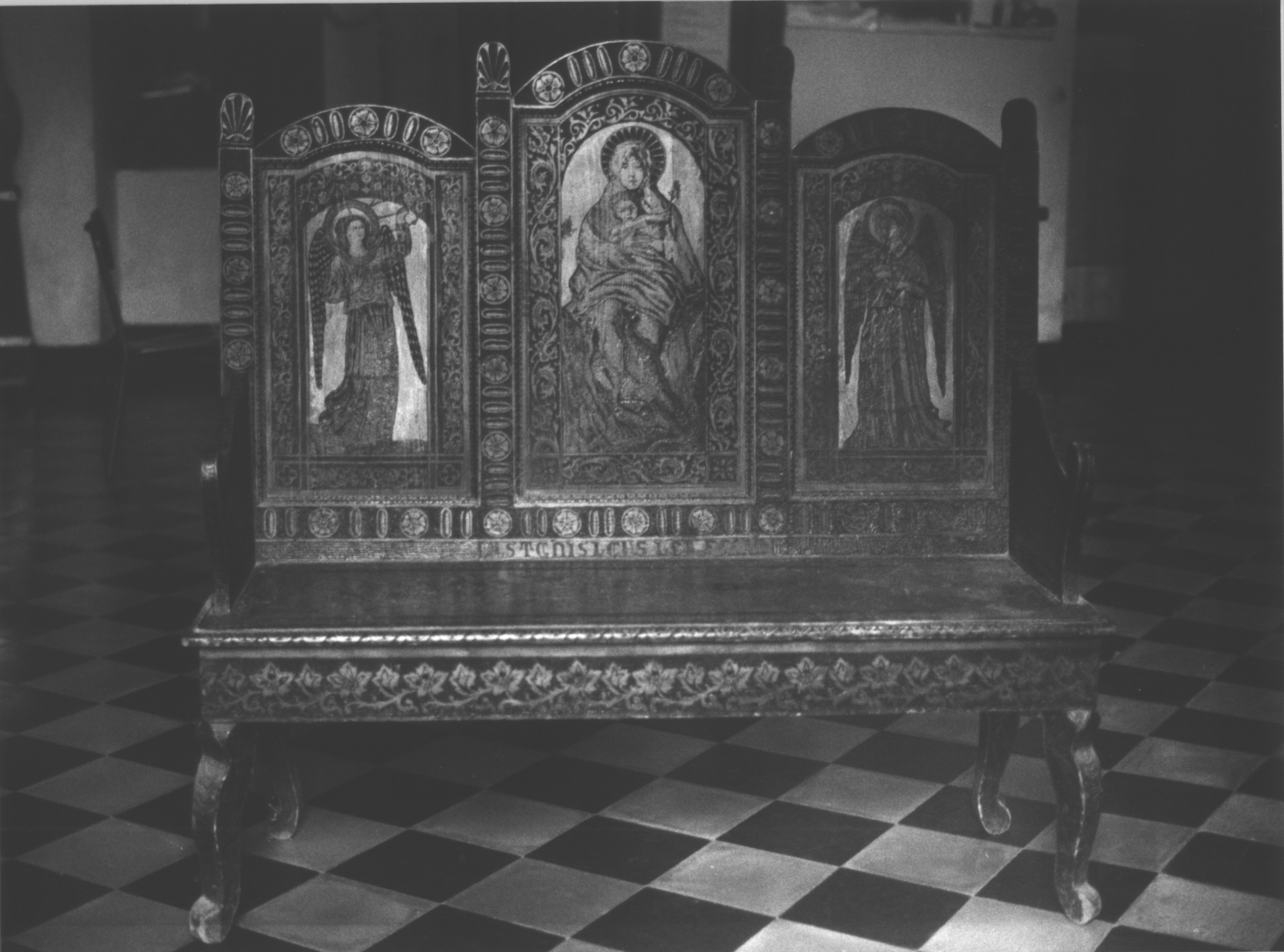 motivi decorativi a volute/ motivi decorativi floreali/ motivi decorativi a tralci di vite (cassapanca, insieme) di Stanislaus Leus (seconda metà sec. XIX)