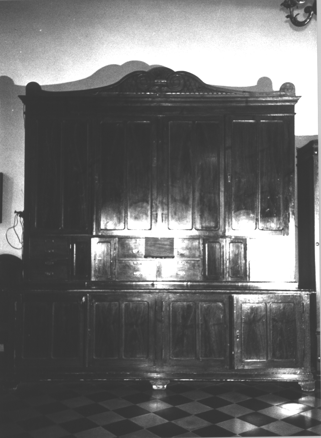 motivi decorativi geometrici/ motivi decorativi a volute/ motivo decorativo vegetale (armadio da sacrestia, opera isolata) - bottega ligure (sec. XIX)