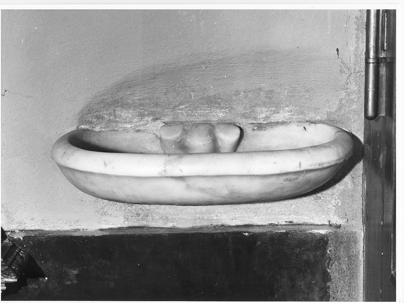 acquasantiera da parete, opera isolata - bottega ligure (sec. XVII)