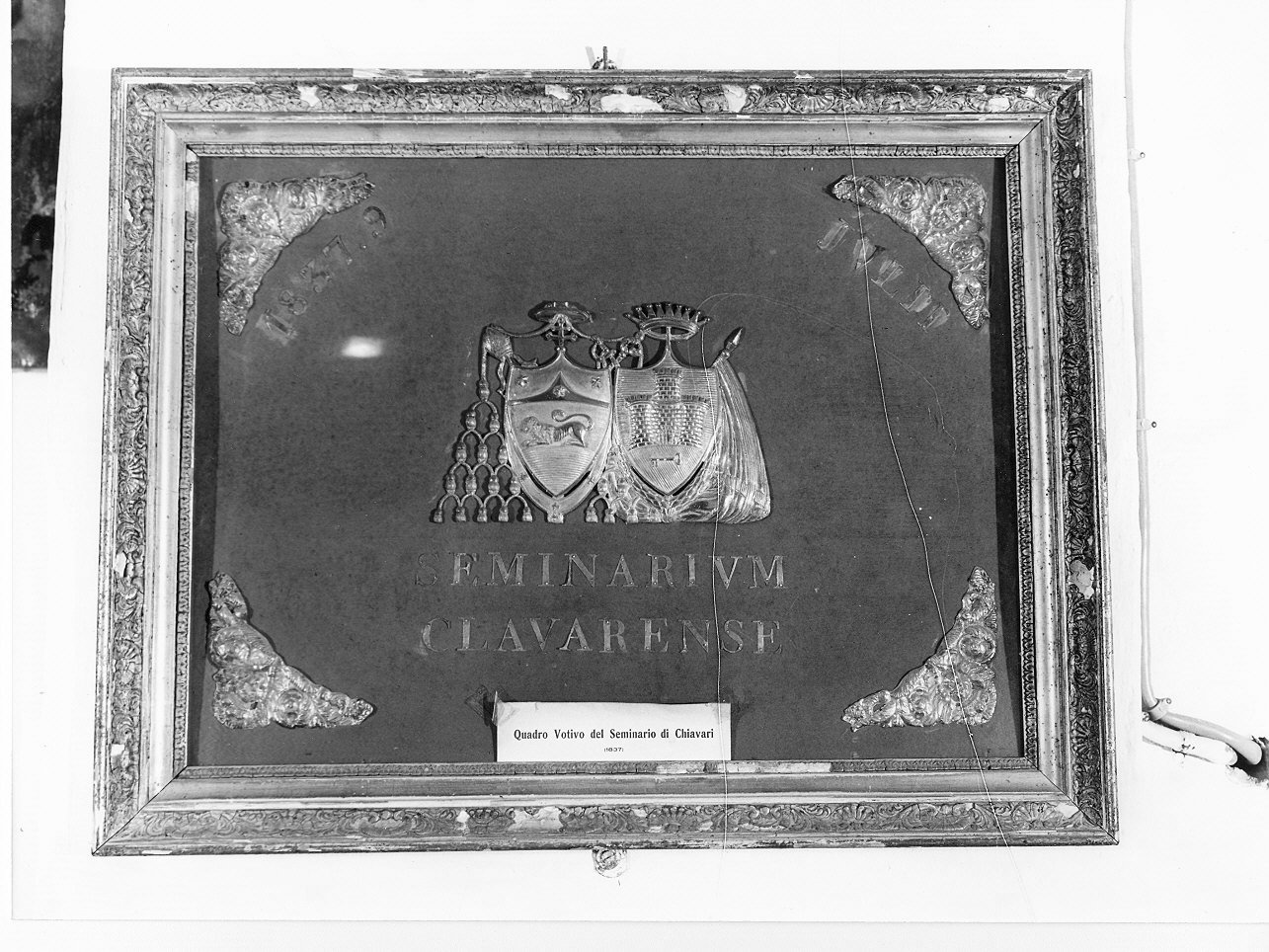 stemma comunale/ stemma vescovile (ex voto, opera isolata) - bottega ligure (secondo quarto sec. XIX)