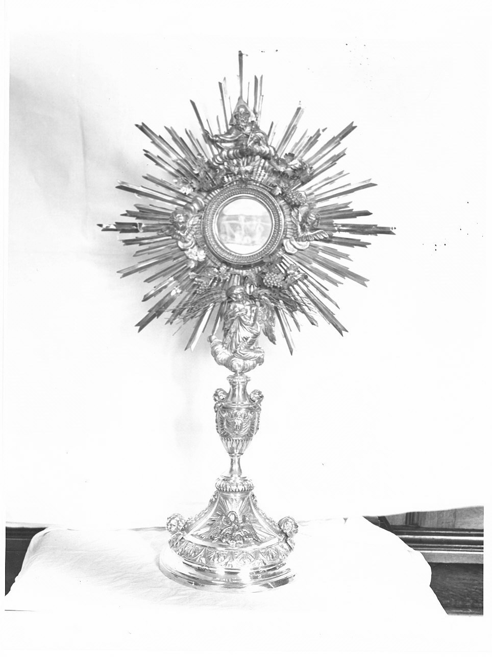 pellicano che imbocca i piccoli nel nido/ testa alata/ Veronica/ angelo/ Dio Padre e la colomba dello Spirito Santo (ostensorio - a raggiera, opera isolata) - bottega genovese (sec. XVIII, sec. XIX)