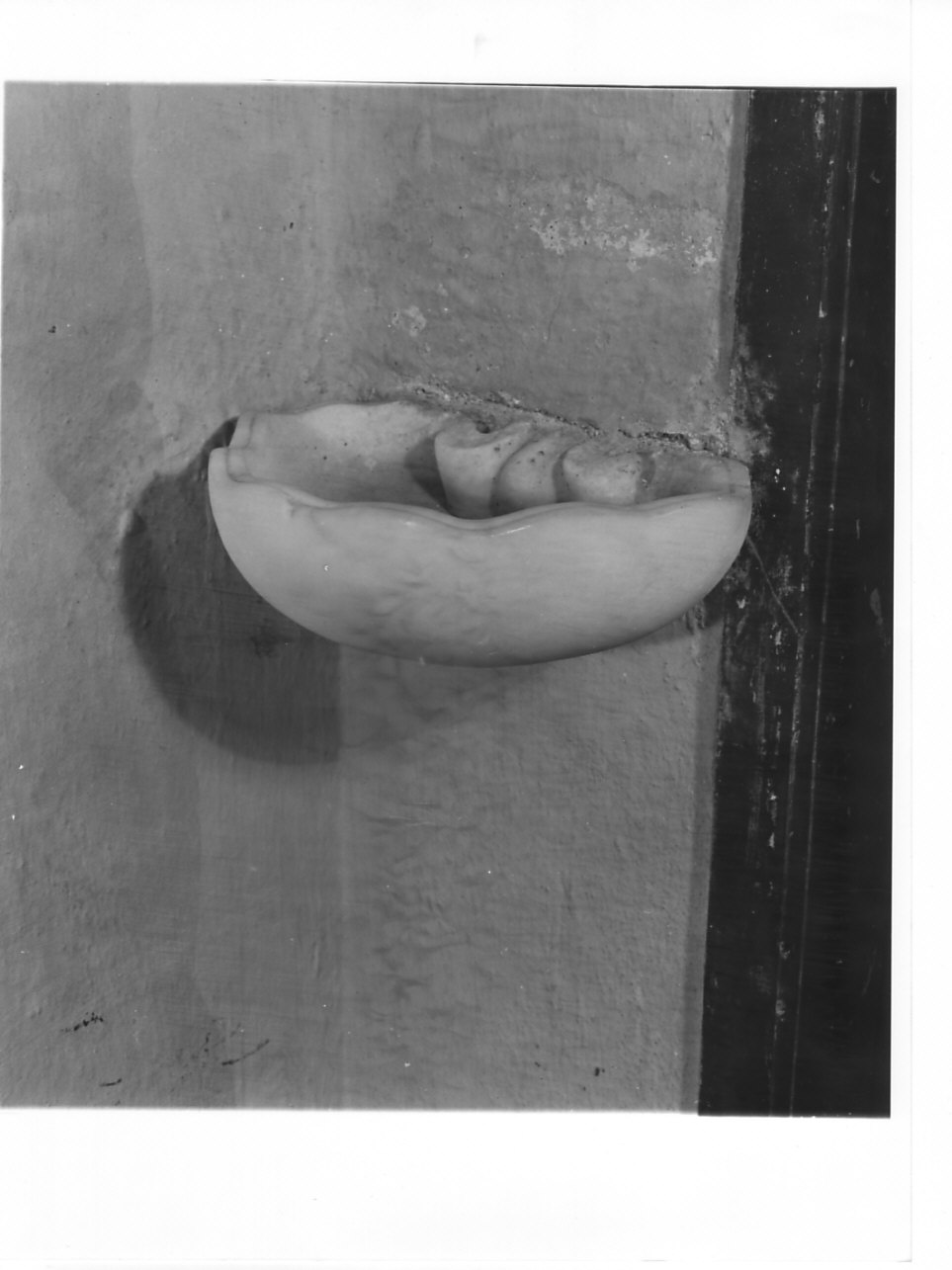 acquasantiera - a conchiglia, opera isolata - bottega ligure (sec. XVIII)